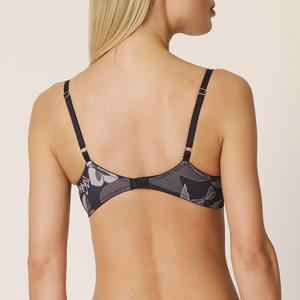 produit blanc noir rouge